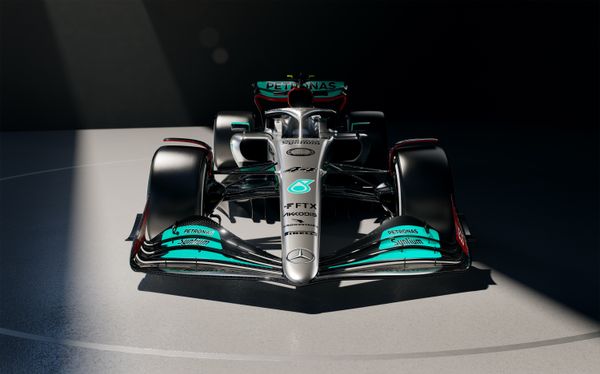 front view of 2022 Mercedes-AMG PETRONAS F1 W13 race car